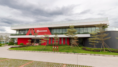 一抹亮紅——清遠(yuǎn)洛科威集團(tuán)辦公大樓裝修實(shí)景圖