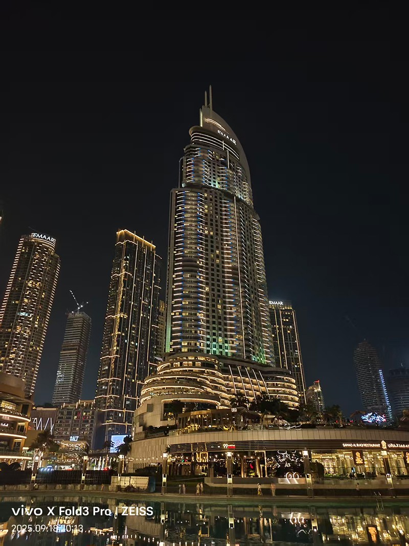 迪拜塔旁建筑夜景2.jpg